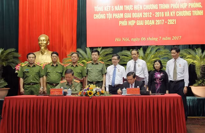 Bộ trưởng Tô Lâm, đồng chí Lại Xuân Môn ký Chương trình phối hợp hành động giữa Bộ Công an và Hội Nông dân Việt Nam giai đoạn 2017 – 2021. Bộ trưởng Tô Lâm, đồng chí Lại Xuân Môn ký Chương trình phối hợp hành động giữa Bộ Công an và Hội Nông dân Việt Nam giai đoạn 2017 – 2021.