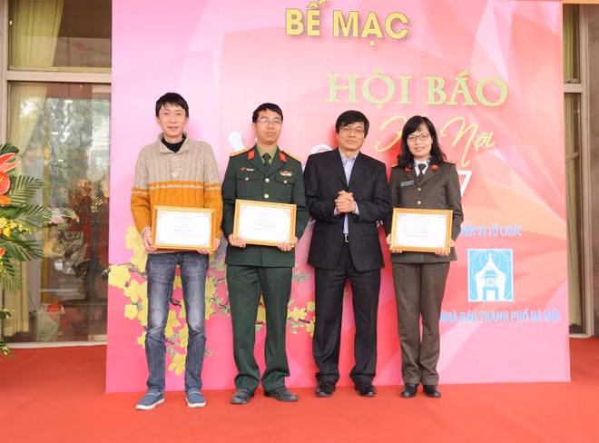 Ông Nguyễn Minh Khánh, Phó Giám đốc Sở Thông tin và Truyền thông Hà Nội trao Giấy khen tặng đại diện các đơn vị đoạt giải.