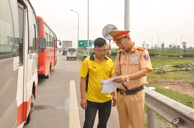 Thiếu tá Ngô Xuân Hùng, Tổ trưởng tổ công tác thuộc Đội 2 - Phòng 10 của Cục C67 tăng cường nhắc nhở lái xe chấp hành nghiêm luật an toàn giao thông đường bộ.