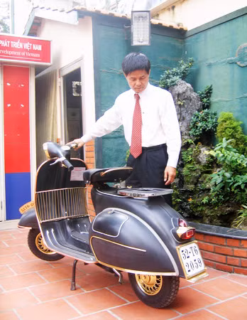 Ông Kỳ bên xe Vespa cổ yêu quý của mình.