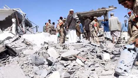 Cảnh tan hoang ở thành phố cảng Aden sau khi bị Houthi pháo kích.