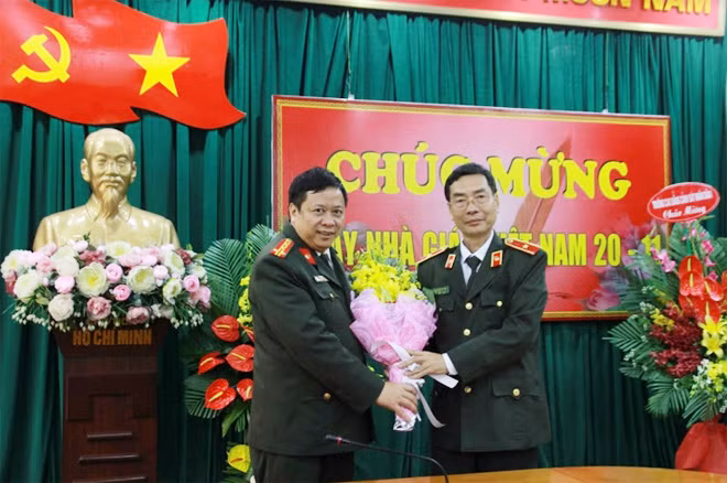 Thiếu tướng Phạm Văn Miên tặng hoa chúc mừng Học viện An ninh nhân dân.