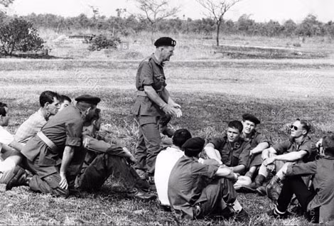 Hoare (đứng) và nhóm lính đánh thuê bàn kế hoạch lật đổ Tổng thống Albert Rene.