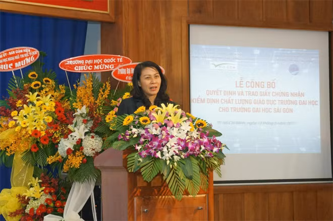 Phó Chủ tịch UBND TP Nguyễn Thị Thu chúc mừng Nhà trường. Phó Chủ tịch UBND TP Nguyễn Thị Thu chúc mừng Nhà trường.