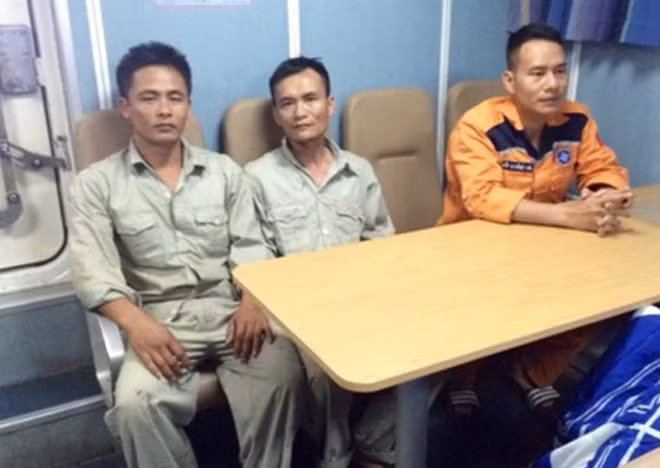 Hai ngư dân (từ trái qua phải) may mắn được cứu sống.