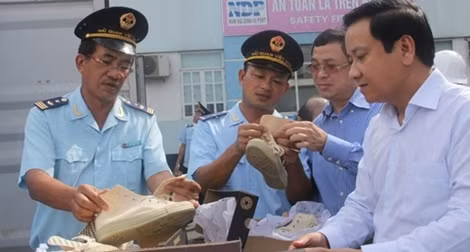 Phát hiện hàng giả giấu trong 10 container