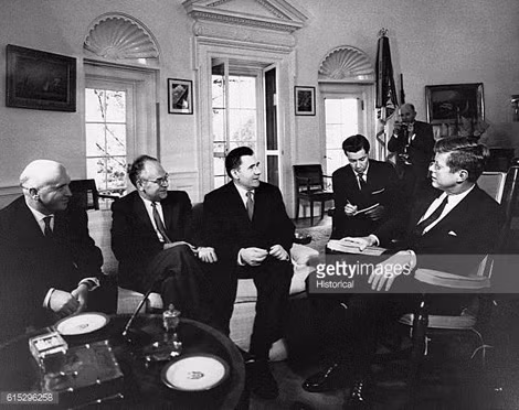 Từ phải qua trái: Tổng thống Mỹ John F. Kennedy, Ngoại trưởng Liên Xô Andrei Gromyko và Đại sứ Anatoly Dobrynin.