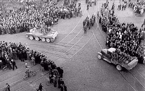 Hồng quân Liên Xô tiếp quản Riga năm 1940.