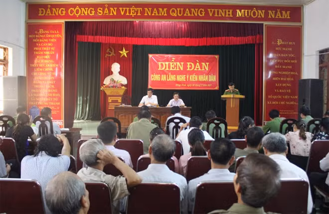 Đông đảo nhân dân và cán bộ đã đến dự.