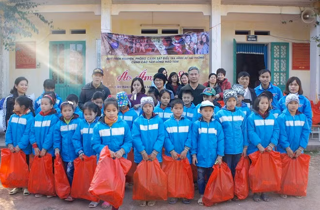 Đoàn công tác trao quà cho các cháu học sinh.