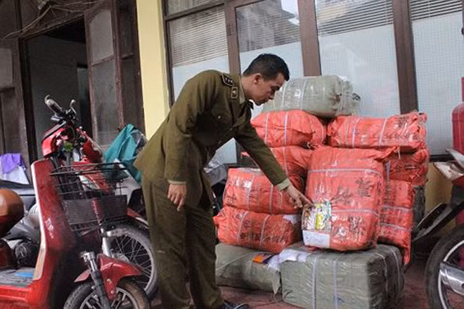 Đội QLTT số 1 kiểm tra số bao bì nghi làm giả. Đội QLTT số 1 kiểm tra số bao bì nghi làm giả.