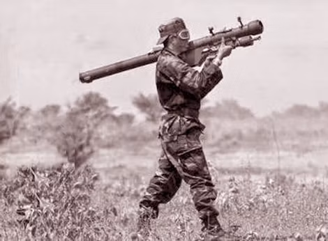 Một người lính Sandinista với khẩu tên lửa vác vai 9K32 Strela-2. Một người lính Sandinista với khẩu tên lửa vác vai 9K32 Strela-2.