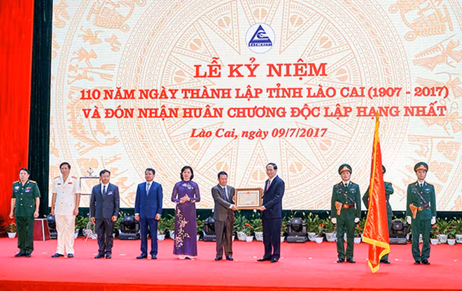 Thay mặt lãnh đạo Đảng, Nhà nước, Chủ tịch nước Trần Đại Quang trao Huân chương Độc lập hạng Nhất cho Đảng bộ, chính quyền và nhân dân các dân tộc tỉnh Lào Cai. Ảnh: Báo Lào Cai.