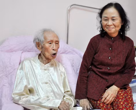 Nhà nghiên cứu, soạn giả Mịch Quang say sưa ca cho con gái Ngọc Khuê nghe ngay trên giường bệnh.