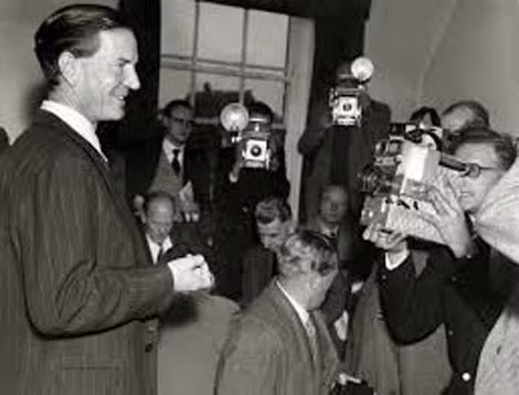 Kim Philby tươi cười xuất hiện trong buổi họp báo quốc tế công khai vai trò là điệp viên Liên Xô. Kim Philby tươi cười xuất hiện trong buổi họp báo quốc tế công khai vai trò là điệp viên Liên Xô.