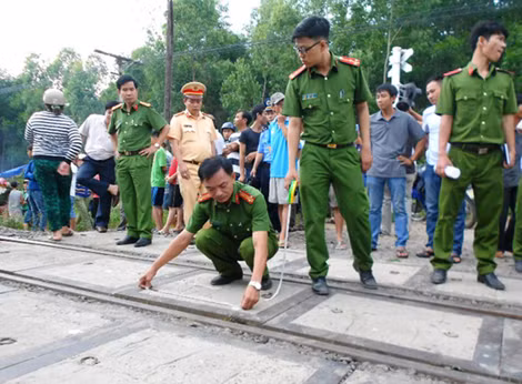 Dù đã có đèn tín hiệu cảnh báo và còi, tài xế ô tô vẫn cố cho xe vượt qua đường sắt dẫn đến tai nạn làm 6 người thương vong. Dù đã có đèn tín hiệu cảnh báo và còi, tài xế ô tô vẫn cố cho xe vượt qua đường sắt dẫn đến tai nạn làm 6 người thương vong.