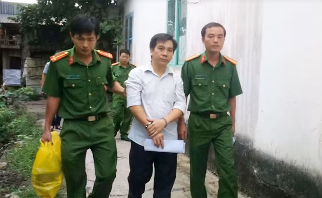 Cơ quan CSĐT Bộ Công an, bắt và dẫn giải ông Nguyễn Tấn Vinh.