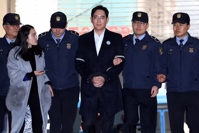 Vì liên quan đến bê bối của Tổng thống bị luận tội Park Geun-hye, Phó Chủ tịch Tập đoàn Samsung Lee Jae-yong đã bị bắt giữ hôm 17-2 và bị truy tố chỉ 10 ngày sau đó. Ảnh: Getty. Vì liên quan đến bê bối của Tổng thống bị luận tội Park Geun-hye, Phó Chủ tịch Tập đoàn Samsung Lee Jae-yong đã bị bắt giữ hôm 17-2 và bị truy tố chỉ 10 ngày sau đó. Ảnh: Getty.