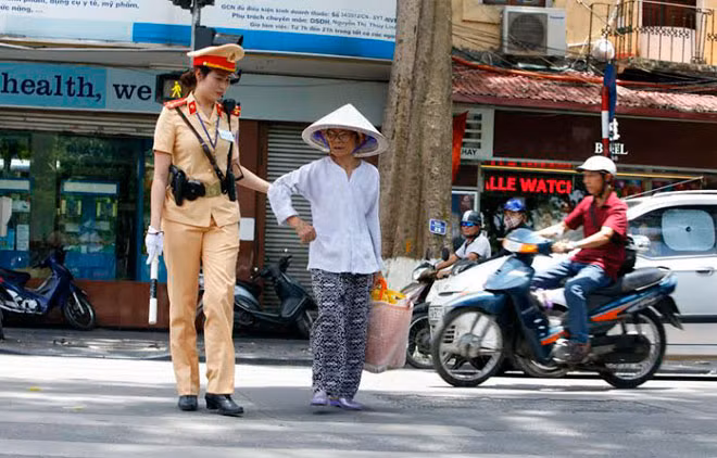 Phong cách ứng xử tạo nên nét đẹp của người CBCS Công an nhân dân.