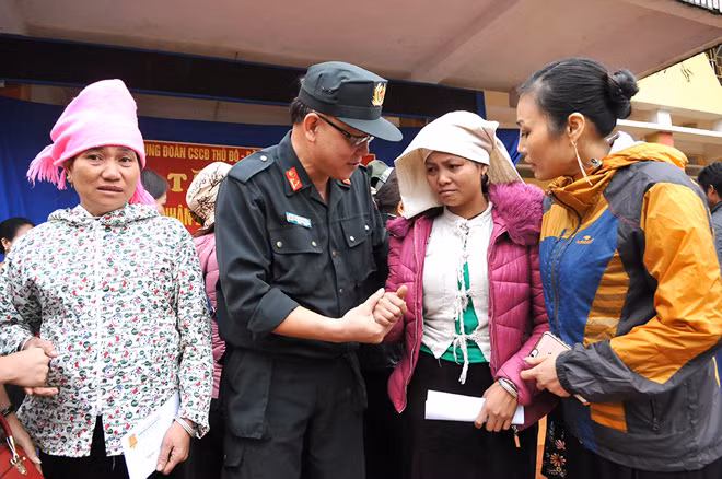 Kịp thời động viên, an ủi bà con đồng bào nơi đây sớm vượt qua khó khăn,ổn định cuộc sống.