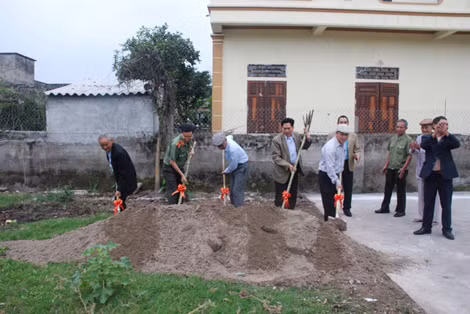 Thiếu tướng Phạm Văn Miên và đại diện lãnh đạo xã Xuân Châu khởi công xây dựng Nhà văn hoá xóm 4.