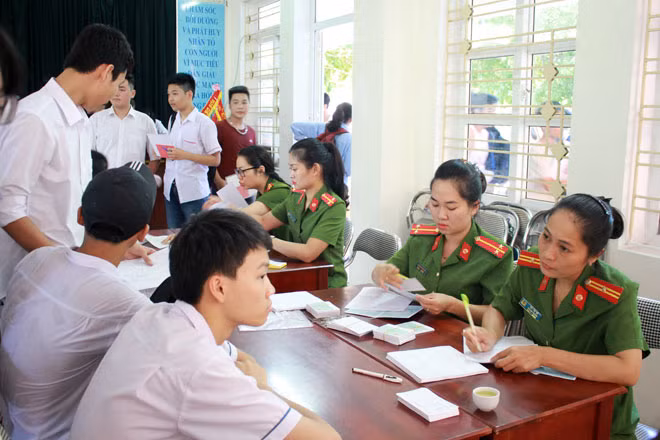 Cán bộ chiến sỹ cấp phát CMND cho học sinh Trường Chuyên Hoàng Văn Thụ. Cán bộ chiến sỹ cấp phát CMND cho học sinh Trường Chuyên Hoàng Văn Thụ.