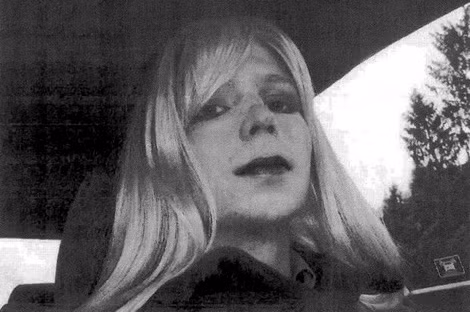 Chelsea Manning (Bryan Manning) bị bắt năm 2010, bị kết án 35 năm tù vì cung cấp hơn 300.000 trang tài liệu mật về cuộc chiến Iraq và thư tín ngoại giao cho trang WikiLeaks.