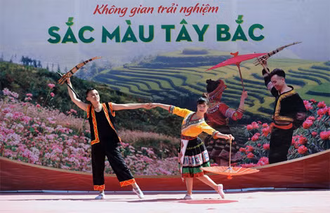 Biểu diễn văn hóa nghệ thuật Tây Bắc tại “Lễ hội Hoa đỗ quyên”.