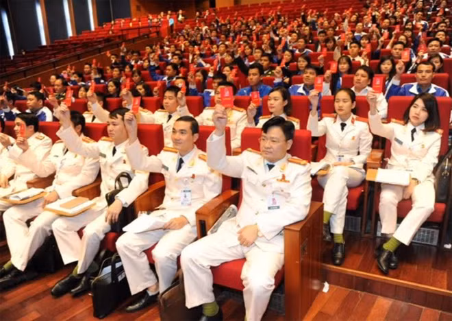 Các đại biểu giơ thẻ biểu quyết thông qua BCH Trung ương khóa XI tại Đại hội.