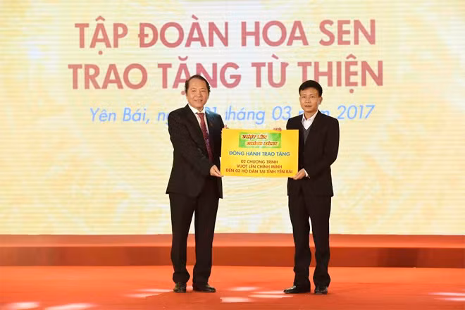 Tập đoàn Hoa Sen đồng hành cùng chương trình Vượt lên chính mình trao tặng 2 chương trình cho tỉnh Yên Bái.