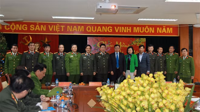 Thứ trưởng Bùi Văn Thành với CBCS Công an quận Hai Bà Trưng.