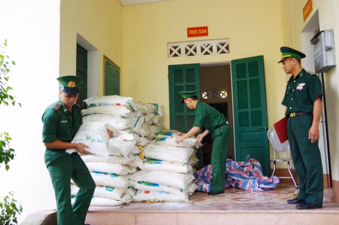 Bộ đội Biên phòng Lào Cai thu giữ 2,7 tấn mì chính nhập lậu.