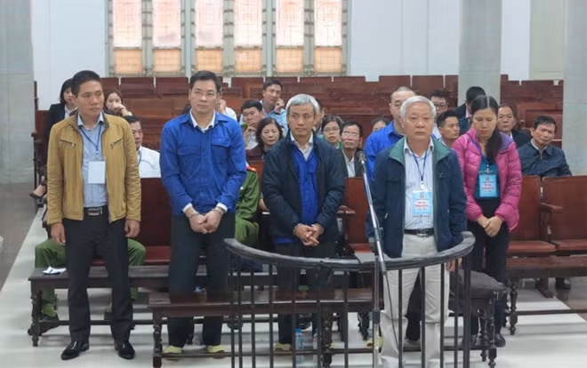 Các bị cáo tại phiên xử.