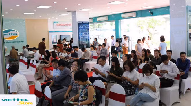 Ngày đầu tiên mở bán tại hệ thống bán lẻ Viettel Store 10/8/2017, khách hàng sẽ được tặng thêm phiếu mua hàng phụ kiện 200.000 đồng khi mua Samsung Galaxy J7 Pro/J3 Pro kèm gói cước. Ngày đầu tiên mở bán tại hệ thống bán lẻ Viettel Store 10/8/2017, khách hàng sẽ được tặng thêm phiếu mua hàng phụ kiện 200.000 đồng khi mua Samsung Galaxy J7 Pro/J3 Pro kèm gói cước.