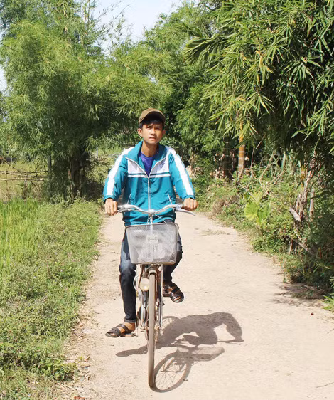 Em Lê Hồng Nhơn vừa đi học, vừa phụ giúp ba mẹ lo cuộc sống gia đình.