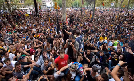 Hàng nghìn người Catalonia xuống đường đòi quyền tự do trưng cầu dân ý.