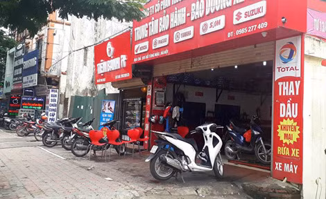 Tiệm sửa xe trên đường Hồ Tùng Mậu - nơi xảy ra vụ nổ súng hoa cải khiến một người thợ bị thương nặng. Tiệm sửa xe trên đường Hồ Tùng Mậu - nơi xảy ra vụ nổ súng hoa cải khiến một người thợ bị thương nặng.