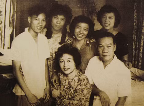 Ông bà và bốn người con.