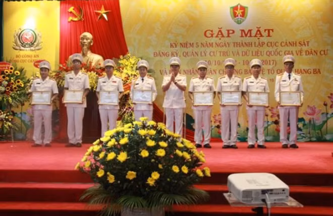 Trung tướng Trần Văn Vệ trao Bằng khen của Bộ Công an tặng cá nhân, tập thể có thành tích xuất sắc. Trung tướng Trần Văn Vệ trao Bằng khen của Bộ Công an tặng cá nhân, tập thể có thành tích xuất sắc.