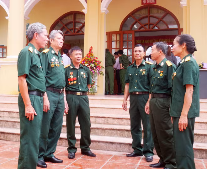 Các cô, các bác cựu binh Hòa Xá ôn lại truyền thống hào hùng năm xưa.
