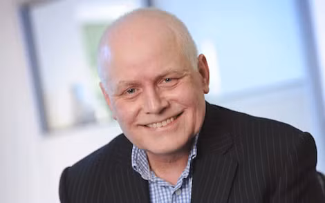Ông Martin Frost.