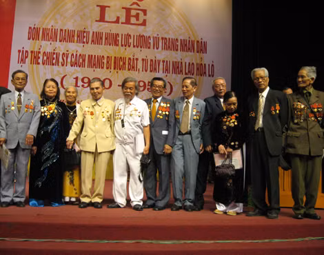 Đại diện các chiến sĩ các mạng bị địch bắt tù đầy tại Nhà lao Hỏa Lò (1930-1954) tại buổi lễ phong tặng Danh hiệu Anh hùng LLVT cho tập thể tù chính trị Hỏa Lò.