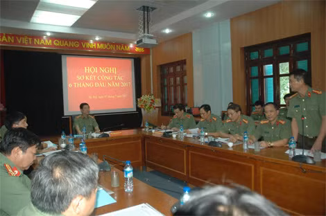 Thứ trưởng Nguyễn Văn Sơn lắng nghe ý kiến đề xuất với lãnh đạo Bộ của đại biểu tại Hội nghị.