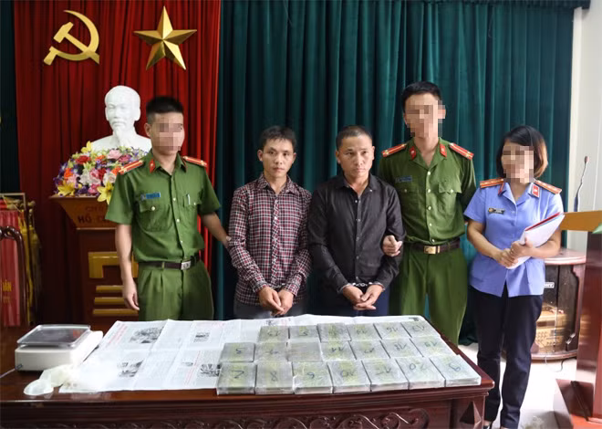 Các đối tượng cùng tang vật.