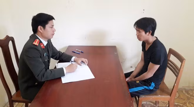 Cán bộ Phòng An ninh điều tra Công an tỉnh Sơn La lấy lời khai đối tượng Sùng Seo Dìn.