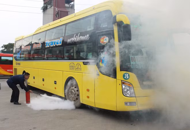 Tình huống giả định lái xe khách dùng bình bọt dập tắt đám cháy. Tình huống giả định lái xe khách dùng bình bọt dập tắt đám cháy.