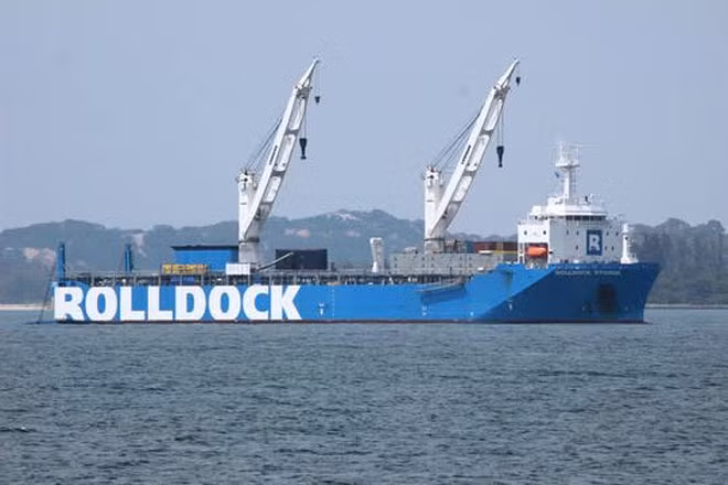 Tàu chuyên dụng Rolldock Storm – Hà Lan vận chuyển tàu ngầm Kilo 187 Bà Rịa - Vũng Tàu đang neo đậu tại vịnh Cam Ranh. Tàu chuyên dụng Rolldock Storm – Hà Lan vận chuyển tàu ngầm Kilo 187 Bà Rịa - Vũng Tàu đang neo đậu tại vịnh Cam Ranh.