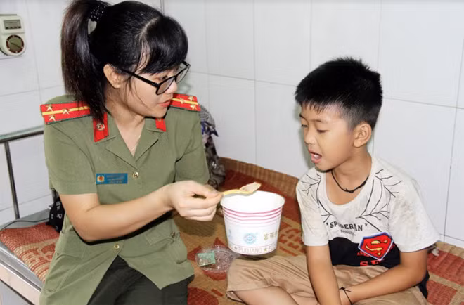 Giúp cho các cháu bé ăn tại bệnh viện.
