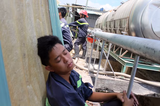 Sau khi trắng đêm chữa cháy, các chiến sĩ tranh thủ chợp mắt vài giây. Sau khi trắng đêm chữa cháy, các chiến sĩ tranh thủ chợp mắt vài giây.