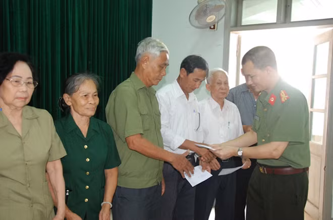 Thượng tá Trần Duy Hiển trao quà hỗ trợ tới các cựu thanh niên xung phong tỉnh Quảng Trị có hoàn cảnh khó khăn.